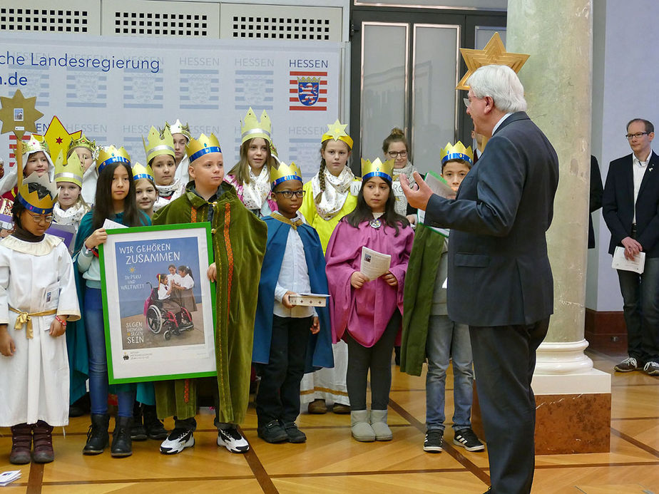 Naumburger Sternsinger zu Besuch beim Hessischen Ministerpräsidenten Volker Bouffier (Foto: Karl-Franz Thiede)